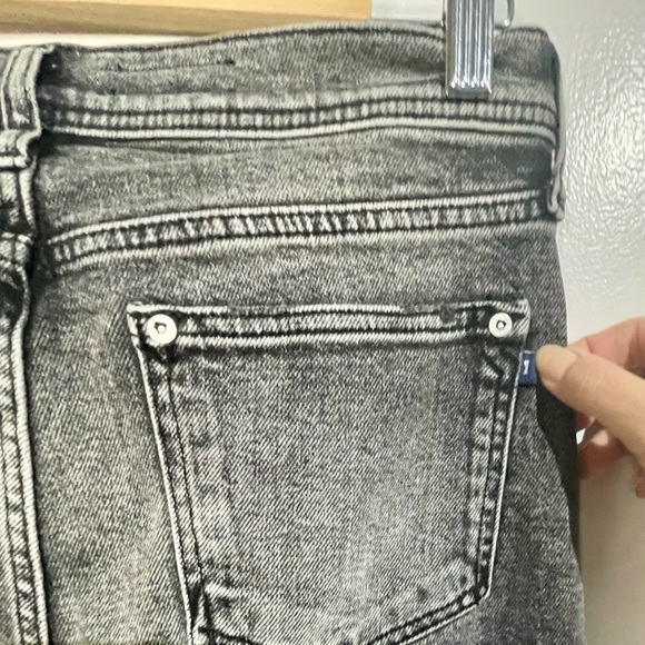 Anthropologie Pilcro black acid wash jeans w/ distress knees. Like new Sz 26 EUC - Picture 4 of 5